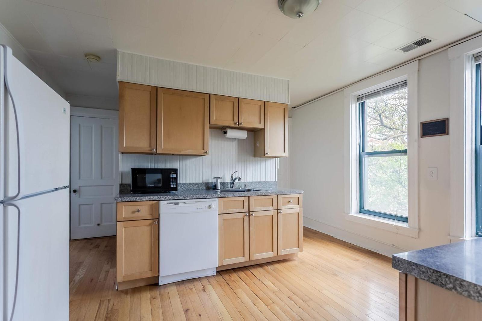 Near Wrigley & Boystown, Bright Spacious by Zencity Main image 2